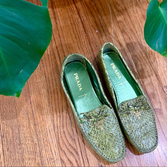 ⚡️⚡️⚡️ PRADA Green Snakeskin Loafers with Gold Logo - Picture 1 of 6